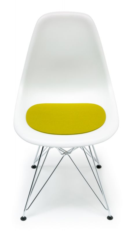 Weißer Eames Plastic Side Chair mit grüner Filz Sitzauflage von Hey Sign für mehr Komfort.